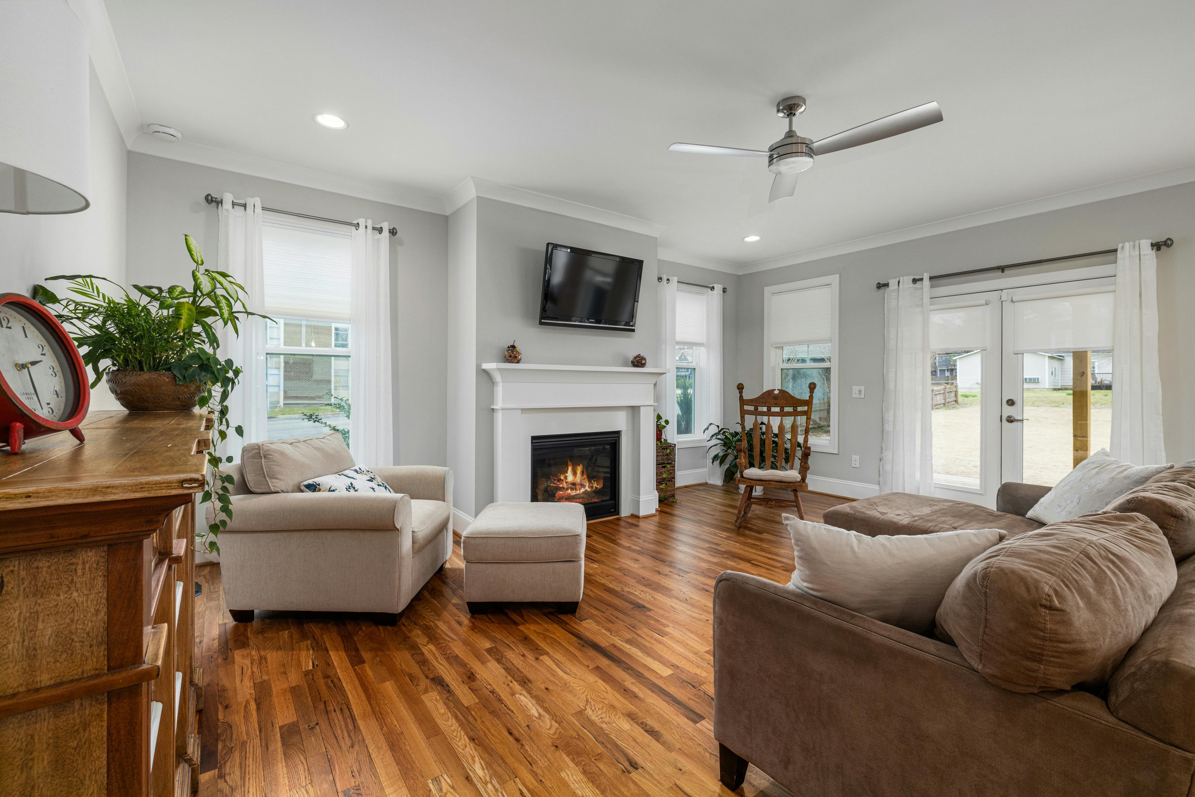 Interior living room photo of a contemporary Brookfield, Wisconsin home.